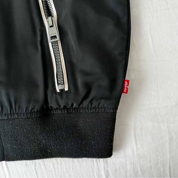 Levi's Lightweight Bomber Jacket in black - Picture 4 of 8